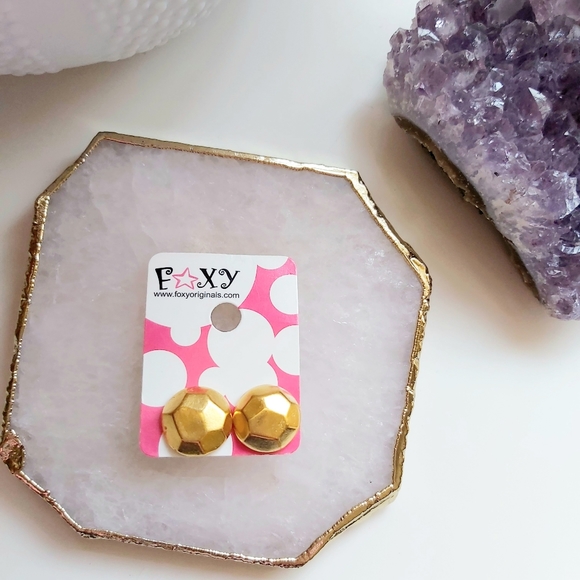 Bundle & save 🎉🆕FOXY Gold Studs 🦊 - Picture 1 of 4